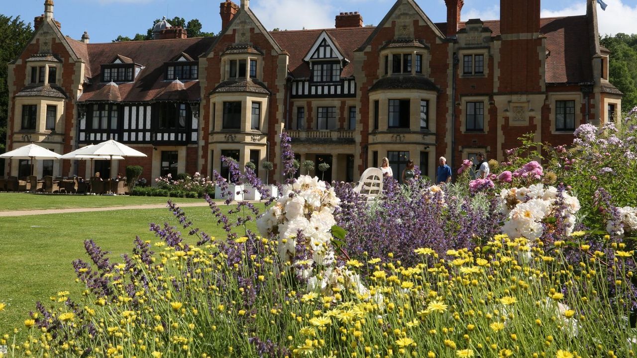 The Wood Norton Hotel - Worcestershire - Gardens in full bloom