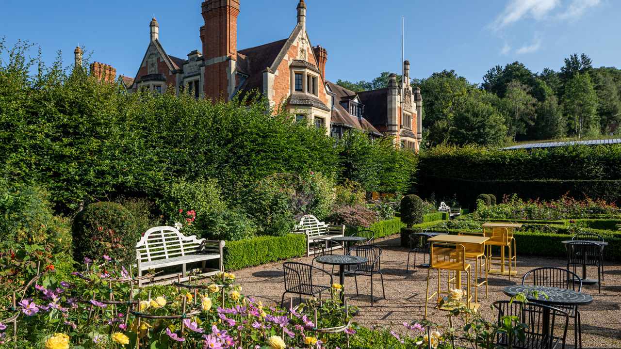 The Wood Norton Hotel - Worcestershire - Gardens in full bloom